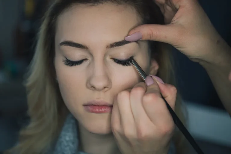 cropped-hand-woman-applying-mascara-friend copy